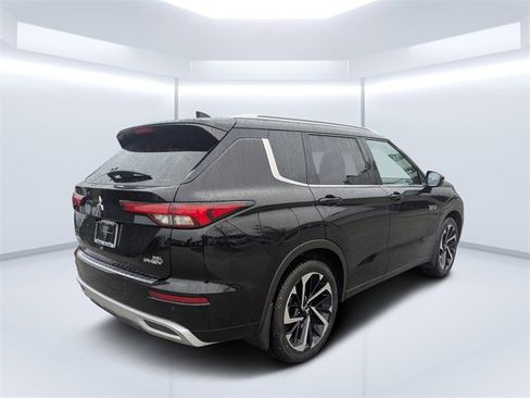 Used 2023 Mitsubishi Outlander 4WD Plug-In Hybrid image 4