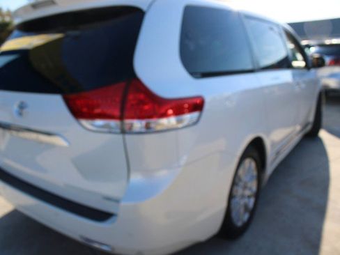 Used 2014 Toyota Sienna Limited w/ Limited Premium Package image 3