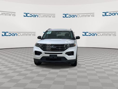 Used 2023 Ford Explorer XLT AWD/4WD image 3
