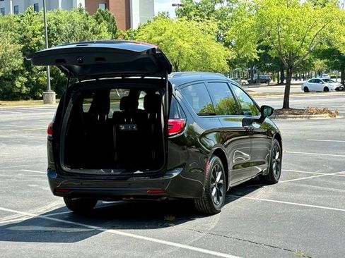 Used 2021 Chrysler Pacifica Touring w/ Uconnect Theater Family Group FWD image 18