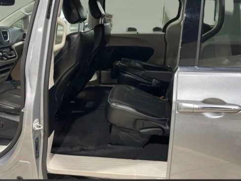 Used 2020 Chrysler Pacifica Limited image 11