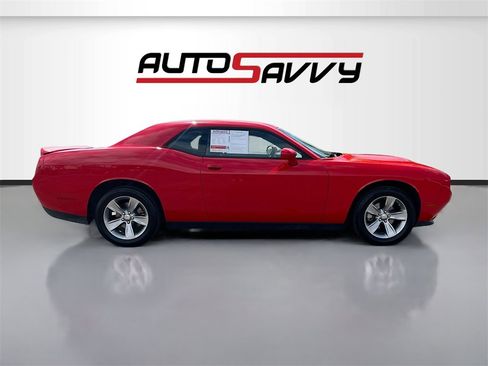 Used 2022 Dodge Challenger SXT image 8