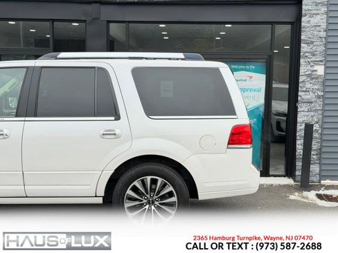 Used 2017 Lincoln Navigator Select image 11