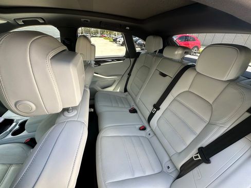 Certified 2023 Porsche Macan AWD/4WD image 38