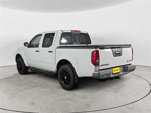 Used 2018 Nissan Frontier SV image 3