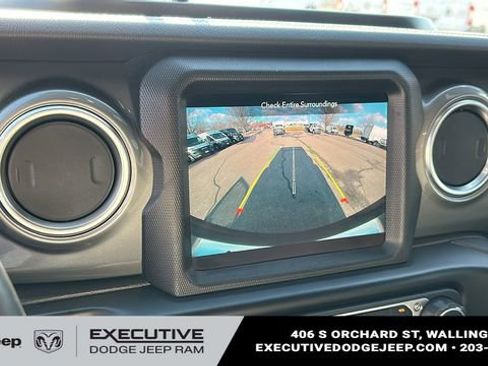 Used 2022 Jeep Wrangler Unlimited Sahara w/ Cold Weather Group image 15