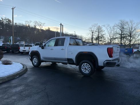 Used 2022 GMC Sierra 2500 SLE w/ SLE Value Package; image 8