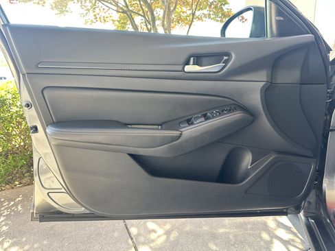 Used 2025 Nissan Altima 2.5 SV FWD image 10