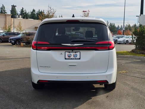 New 2026 Chrysler Pacifica Select image 7