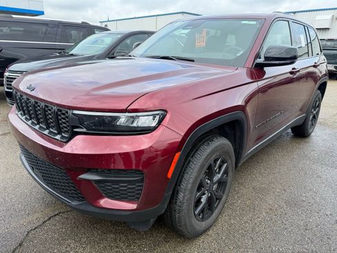 Used 2025 Jeep Grand Cherokee Altitude image 5