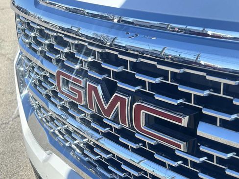 Used 2023 GMC Acadia Denali FWD image 32