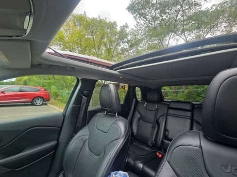 Used 2019 Jeep Cherokee Limited w/ Trailer Tow Group AWD/4WD image 8