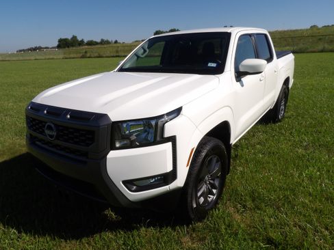 Used 2025 Nissan Frontier SV w/ SV Convenience Package AWD/4WD image 3