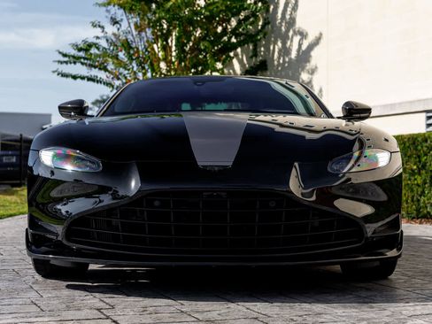 Used 2023 Aston Martin V8 Vantage Coupe image 35