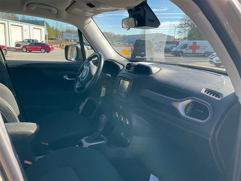 Used 2015 Jeep Renegade Latitude image 11