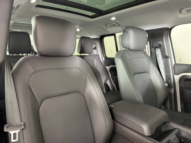 New 2026 Land Rover Defender 130 X-Dynamic SE AWD/4WD image 35