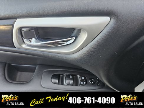 Used 2018 Nissan Pathfinder SV image 21