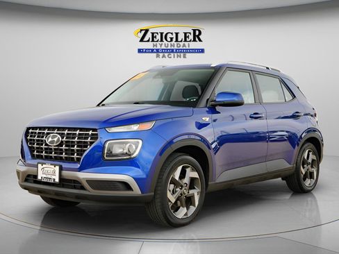 Certified 2025 Hyundai Venue SEL FWD image 3