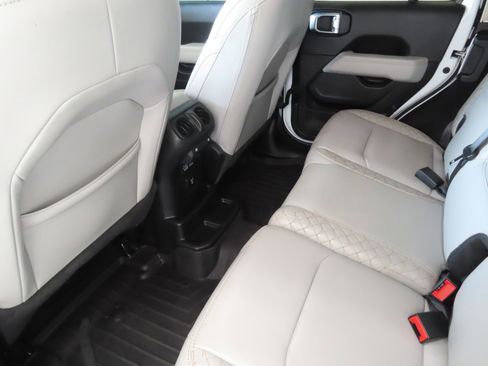 Used 2023 Jeep Wrangler Unlimited Sahara AWD/4WD image 21