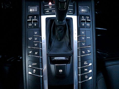 Used 2018 Porsche Macan image 28
