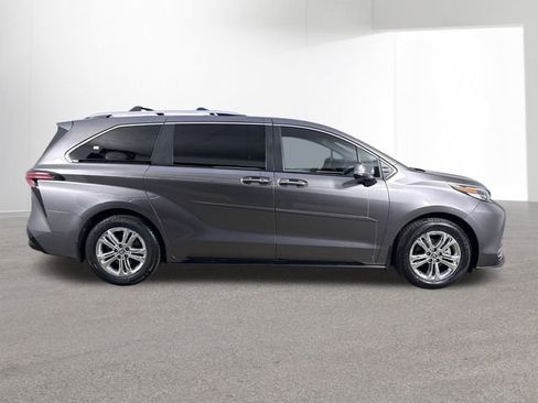 Used 2023 Toyota Sienna Platinum image 38