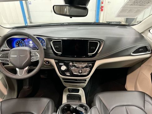 Used 2023 Chrysler Pacifica Touring-L AWD/4WD image 10