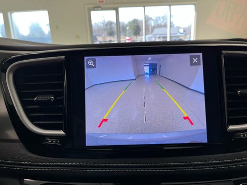 Used 2023 Chrysler Pacifica Limited w/ Uconnect Theater Family Group image 43