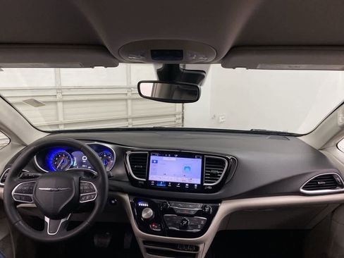 Used 2024 Chrysler Pacifica Touring-L image 12