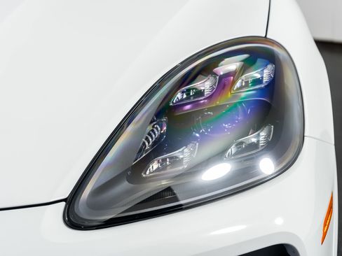 Used 2023 Porsche Cayenne Platinum Edition image 22