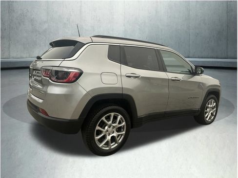 Used 2022 Jeep Compass Latitude AWD/4WD image 6