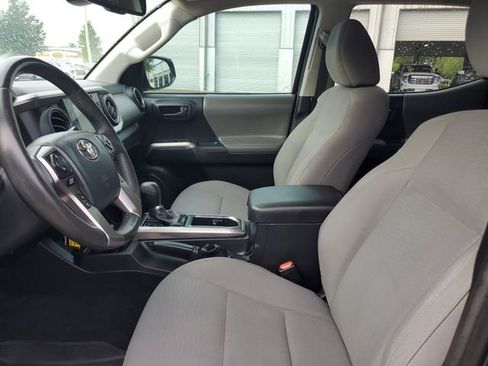 Used 2018 Toyota Tacoma SR5 RWD image 20