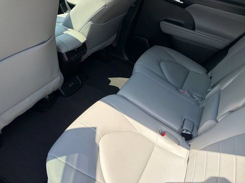 Used 2025 Toyota Highlander XLE AWD/4WD image 15