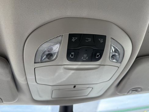 Used 2024 Chrysler Pacifica Touring-L FWD image 34