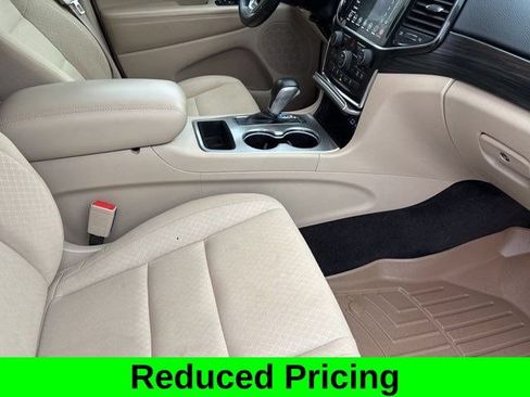 Used 2022 Jeep Grand Cherokee Laredo E w/ Security & Convenience Group AWD/4WD image 39