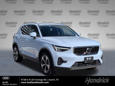 Used 2025 Volvo XC40 B5 Plus image 1