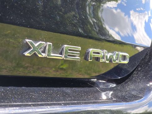 Used 2022 Toyota Highlander XLE AWD/4WD image 12