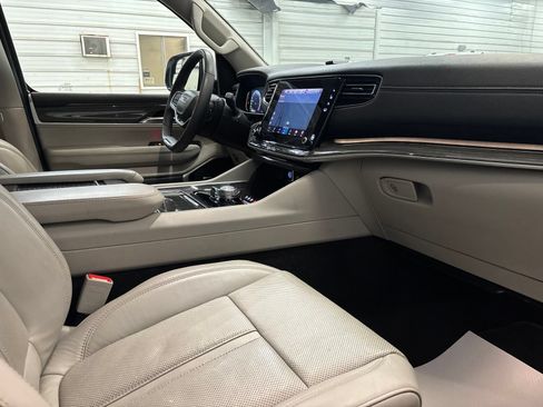 Used 2022 Jeep Wagoneer Series II AWD/4WD image 26