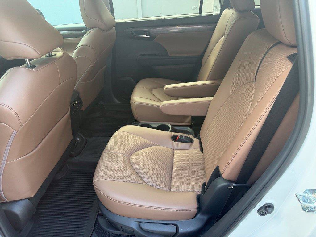 Used 2025 Toyota Highlander Limited AWD/4WD image 13