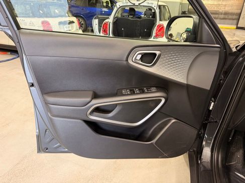 Used 2025 Kia Soul LX w/ LX Technology Package FWD image 10