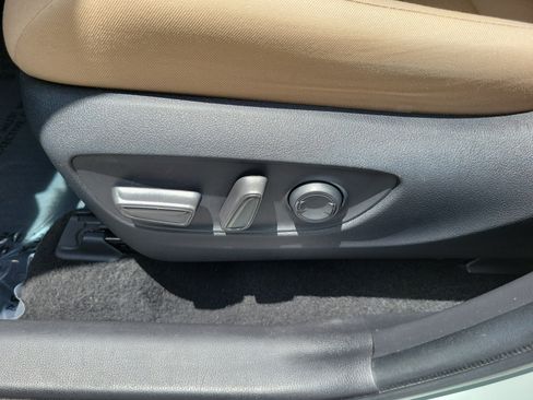 Used 2022 Toyota RAV4 XLE w/ Convenience Package FWD image 11