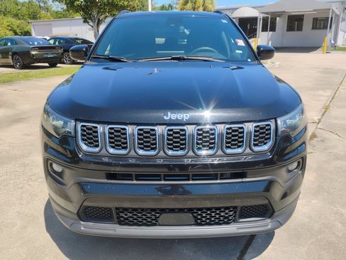 Used 2024 Jeep Compass Latitude AWD/4WD image 2