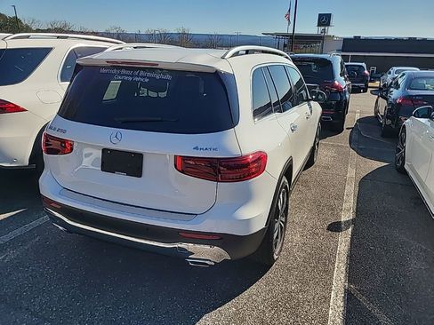 Used 2025 Mercedes-Benz GLB 250 4MATIC image 9