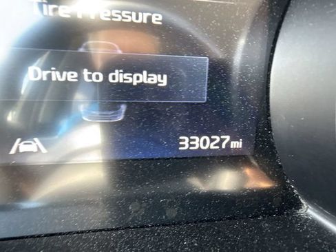 Used 2024 Kia Carnival EX FWD image 12