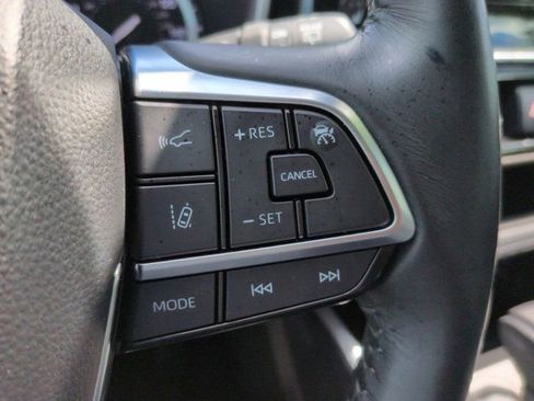 Used 2021 Toyota Highlander XLE FWD image 25