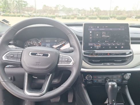 Used 2023 Jeep Compass Limited image 2