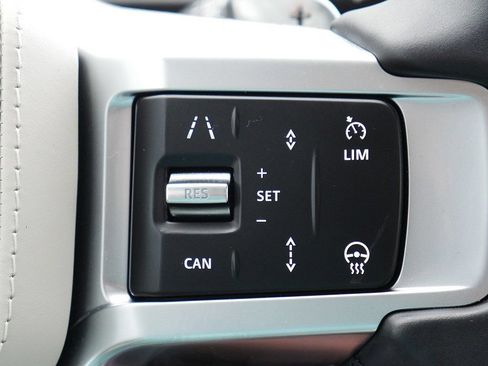 Used 2025 Land Rover Discovery Metropolitan Edition AWD/4WD image 36