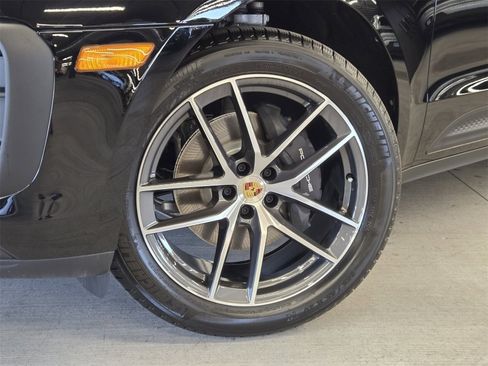 Used 2025 Porsche Macan image 24