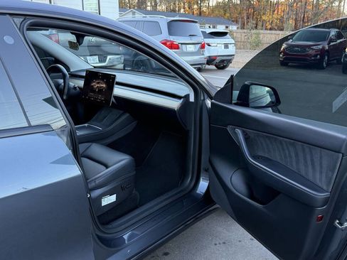 Used 2022 Tesla Model Y Long Range image 21
