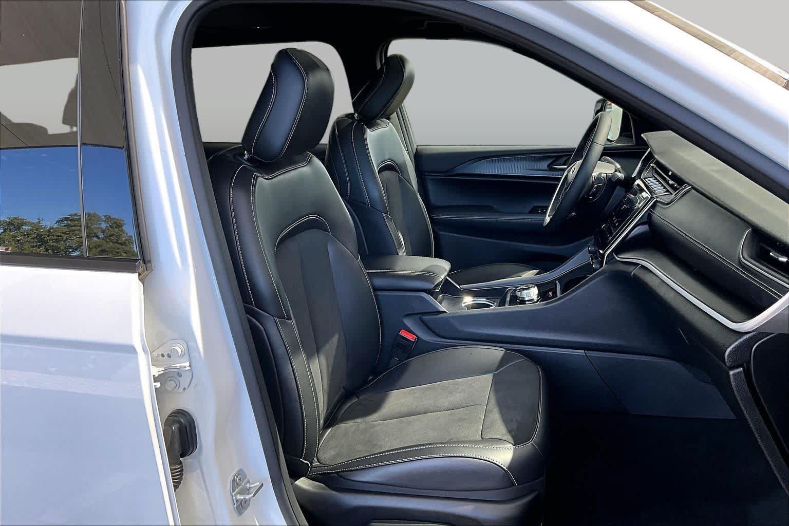 Used 2025 Jeep Grand Cherokee L Altitude RWD image 9