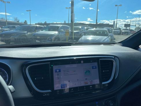 Used 2025 Chrysler Pacifica Limited image 17